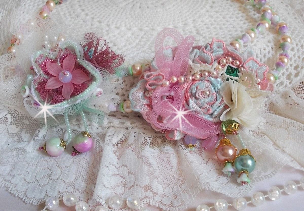 Collier Douceur poudr&eacute;e brod&eacute; avec de la dentelle, fleurs en tissu, fleurs en voile, fleurs lucites, tulle, &eacute;tamines, r&eacute;sine tubulaire, perles rondes nacr&eacute;es, perles rondes Jade et fermoirs Plaqu&eacute; Or