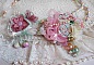 Collier Douceur poudr&eacute;e brod&eacute; avec de la dentelle, fleurs en tissu, fleurs en voile, fleurs lucites, tulle, &eacute;tamines, r&eacute;sine tubulaire, perles rondes nacr&eacute;es, perles rondes Jade et fermoirs Plaqu&eacute; Or