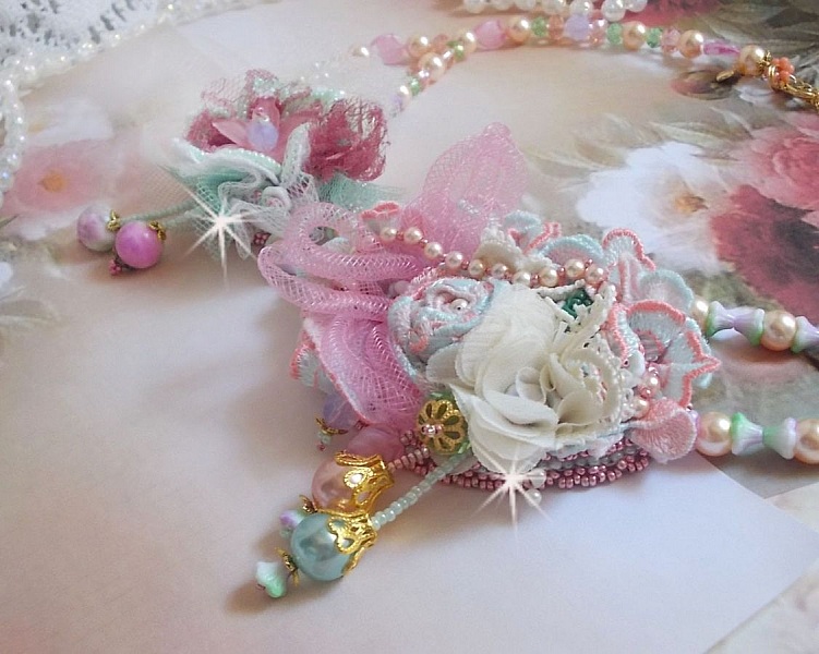 Collier Douceur poudr&eacute;e brod&eacute; avec de la dentelle, fleurs en tissu, fleurs en voile, fleurs lucites, tulle, &eacute;tamines, r&eacute;sine tubulaire, perles rondes nacr&eacute;es, perles rondes Jade et fermoirs Plaqu&eacute; Or
