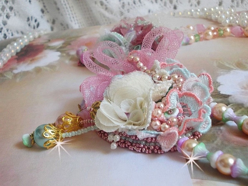 Collier Douceur poudr&eacute;e brod&eacute; avec de la dentelle, fleurs en tissu, fleurs en voile, fleurs lucites, tulle, &eacute;tamines, r&eacute;sine tubulaire, perles rondes nacr&eacute;es, perles rondes Jade et fermoirs Plaqu&eacute; Or