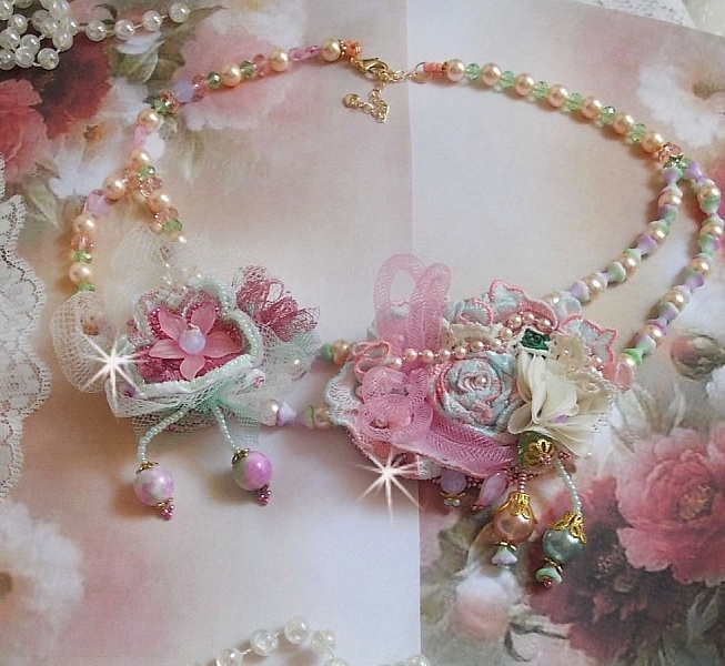 Collier Douceur poudr&eacute;e brod&eacute; avec de la dentelle, fleurs en tissu, fleurs en voile, fleurs lucites, tulle, &eacute;tamines, r&eacute;sine tubulaire, perles rondes nacr&eacute;es, perles rondes Jade et fermoirs Plaqu&eacute; Or