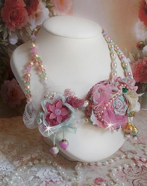 Collier Douceur poudr&eacute;e brod&eacute; avec de la dentelle, fleurs en tissu, fleurs en voile, fleurs lucites, tulle, &eacute;tamines, r&eacute;sine tubulaire, perles rondes nacr&eacute;es, perles rondes Jade et fermoirs Plaqu&eacute; Or