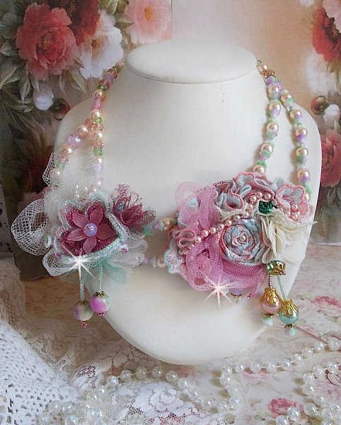 Collier Douceur poudr&eacute;e brod&eacute; avec de la dentelle, fleurs en tissu, fleurs en voile, fleurs lucites, tulle, &eacute;tamines, r&eacute;sine tubulaire, perles rondes nacr&eacute;es, perles rondes Jade et fermoirs Plaqu&eacute; Or