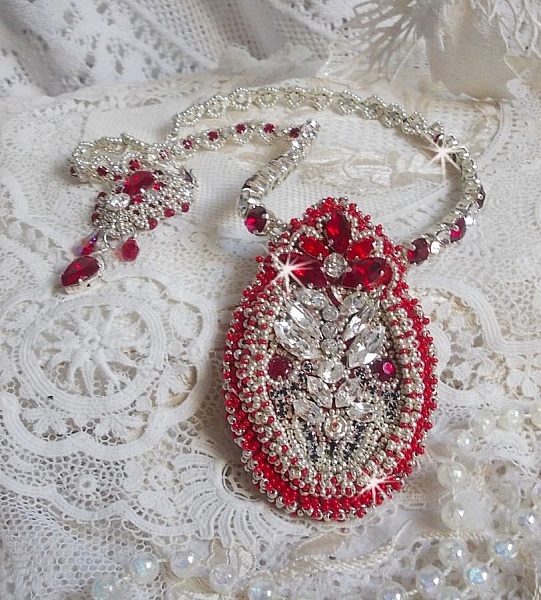 Collier Drigon Red brod&eacute; avec des navettes et cabochons aux couleurs Rouge, Cristal et Argent&eacute;, repr&eacute;sentant une femme Dragon, strass, rocailles, facettes, cha&icirc;nettes et fermoirs en argent 925/1000