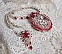 Collier Drigon Red brod&eacute; avec des navettes et cabochons aux couleurs Rouge, Cristal et Argent&eacute;, repr&eacute;sentant une femme Dragon, strass, rocailles, facettes, cha&icirc;nettes et fermoirs en argent 925/1000
