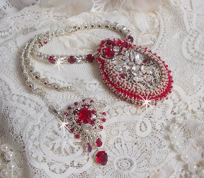 Collier Drigon Red brod&eacute; avec des navettes et cabochons aux couleurs Rouge, Cristal et Argent&eacute;, repr&eacute;sentant une femme Dragon, strass, rocailles, facettes, cha&icirc;nettes et fermoirs en argent 925/1000