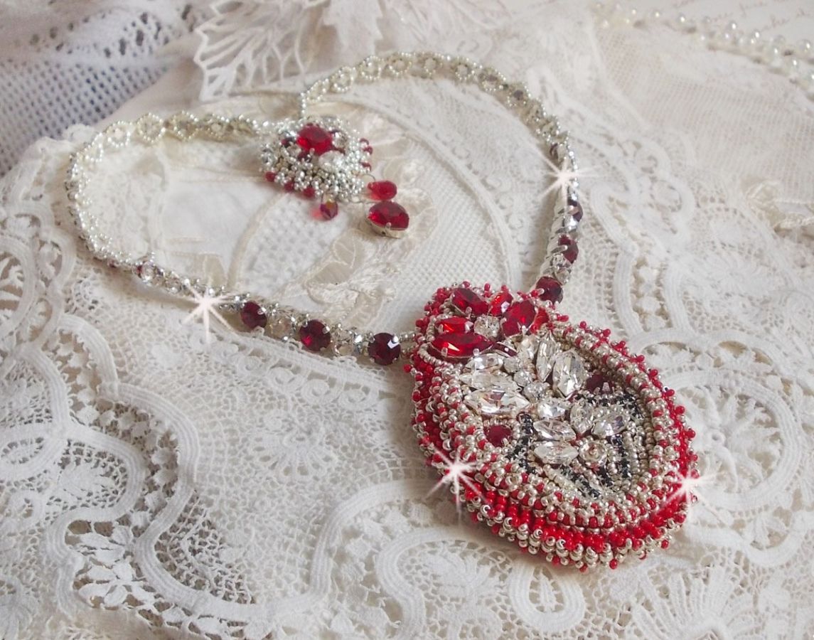 Collier Drigon Red brod&eacute; avec des navettes et cabochons aux couleurs Rouge, Cristal et Argent&eacute;, repr&eacute;sentant une femme Dragon, strass, rocailles, facettes, cha&icirc;nettes et fermoirs en argent 925/1000