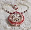 Collier Drigon Red brod&eacute; avec des navettes et cabochons aux couleurs Rouge, Cristal et Argent&eacute;, repr&eacute;sentant une femme Dragon, strass, rocailles, facettes, cha&icirc;nettes et fermoirs en argent 925/1000