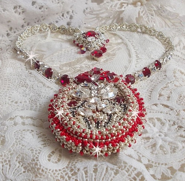 Collier Drigon Red brod&eacute; avec des navettes et cabochons aux couleurs Rouge, Cristal et Argent&eacute;, repr&eacute;sentant une femme Dragon, strass, rocailles, facettes, cha&icirc;nettes et fermoirs en argent 925/1000
