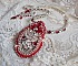 Collier Drigon Red brod&eacute; avec des navettes et cabochons aux couleurs Rouge, Cristal et Argent&eacute;, repr&eacute;sentant une femme Dragon, strass, rocailles, facettes, cha&icirc;nettes et fermoirs en argent 925/1000