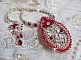 Collier Drigon Red brod&eacute; avec des navettes et cabochons aux couleurs Rouge, Cristal et Argent&eacute;, repr&eacute;sentant une femme Dragon, strass, rocailles, facettes, cha&icirc;nettes et fermoirs en argent 925/1000