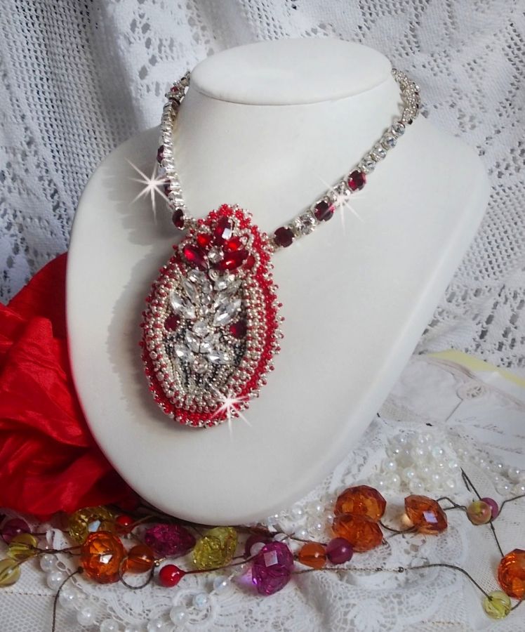 Collier Drigon Red brod&eacute; avec des navettes et cabochons aux couleurs Rouge, Cristal et Argent&eacute;, repr&eacute;sentant une femme Dragon, strass, rocailles, facettes, cha&icirc;nettes et fermoirs en argent 925/1000