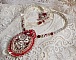 Collier Drigon Red brod&eacute; avec des navettes et cabochons aux couleurs Rouge, Cristal et Argent&eacute;, repr&eacute;sentant une femme Dragon, strass, rocailles, facettes, cha&icirc;nettes et fermoirs en argent 925/1000