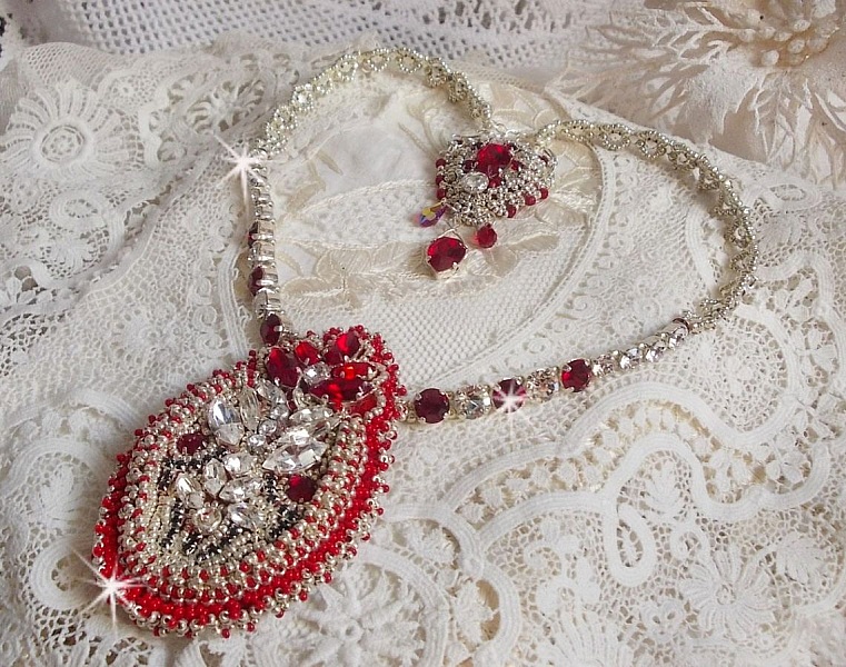 Collier Drigon Red brod&eacute; avec des navettes et cabochons aux couleurs Rouge, Cristal et Argent&eacute;, repr&eacute;sentant une femme Dragon, strass, rocailles, facettes, cha&icirc;nettes et fermoirs en argent 925/1000