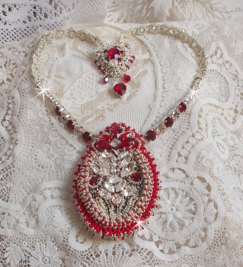 Collier Drigon Red brod&eacute; avec des navettes et cabochons aux couleurs Rouge, Cristal et Argent&eacute;, repr&eacute;sentant une femme Dragon, strass, rocailles, facettes, cha&icirc;nettes et fermoirs en argent 925/1000