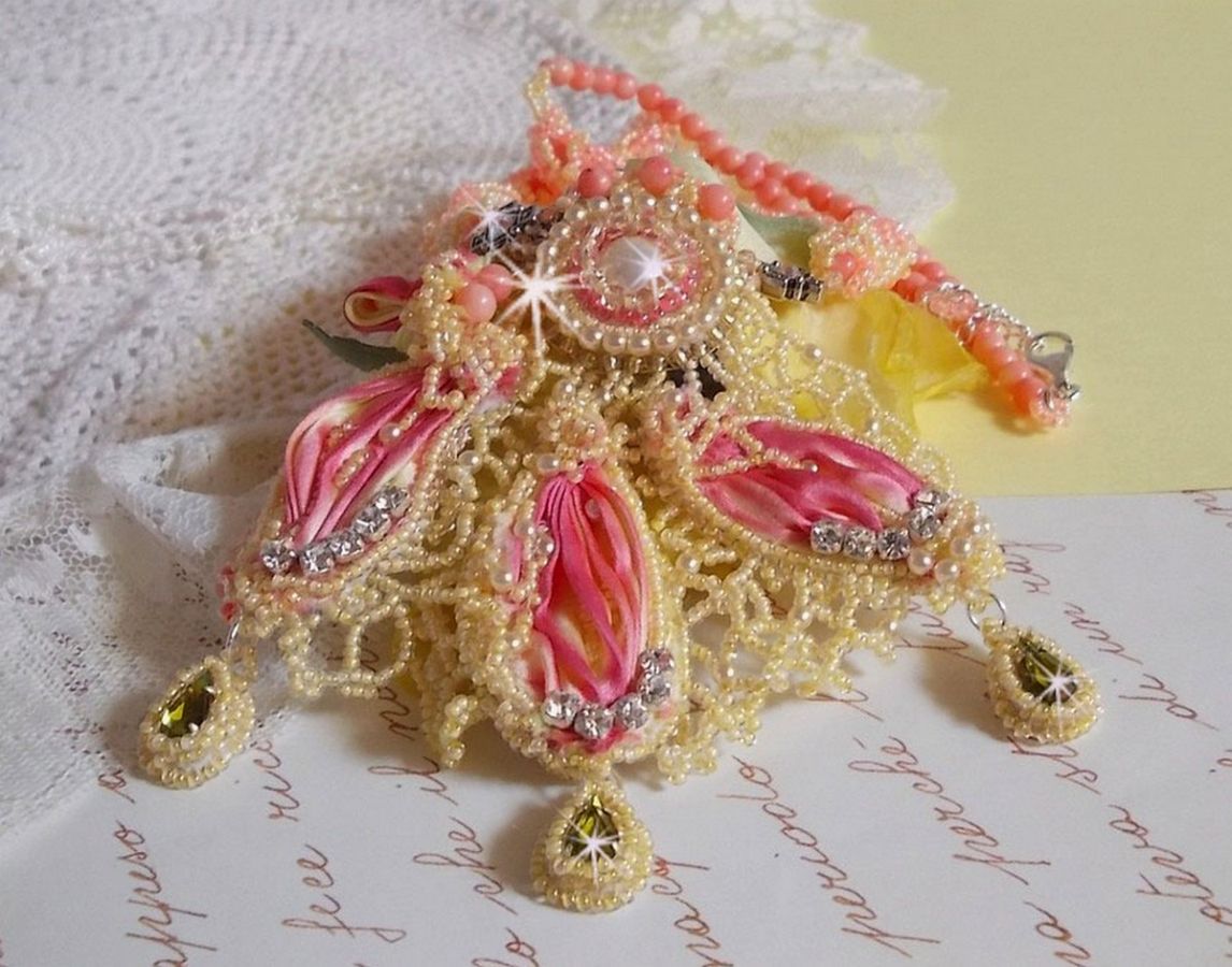 Collier brodé en soie, corail rose, perles et cristal.