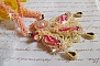 Collier brodé en soie, corail rose et perles artisanales.