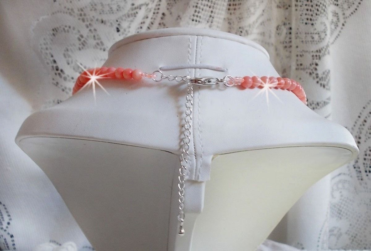Collier en perles de corail rose avec fermoir argent.