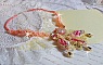 Collier brodé en soie, corail rose et perles artisanales.