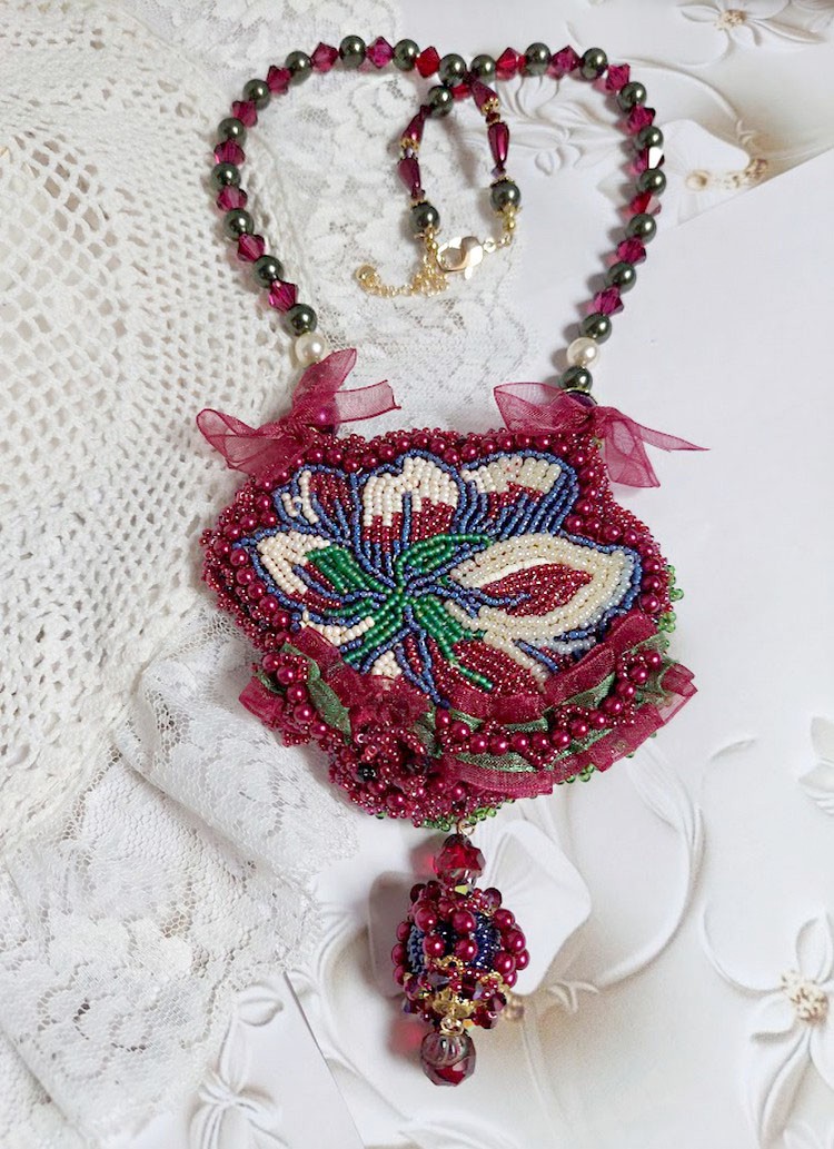 Collier Enchantement d&rsquo;Automne brod&eacute; avec rocailles, rubans, rondes nacr&eacute;es, toupies et perles Cristal Swarovski