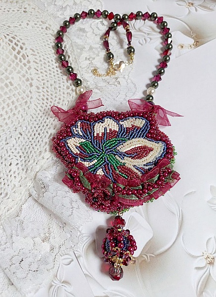 Collier Enchantement d&rsquo;Automne brod&eacute; avec rocailles, rubans, rondes nacr&eacute;es, toupies et perles Cristal Swarovski