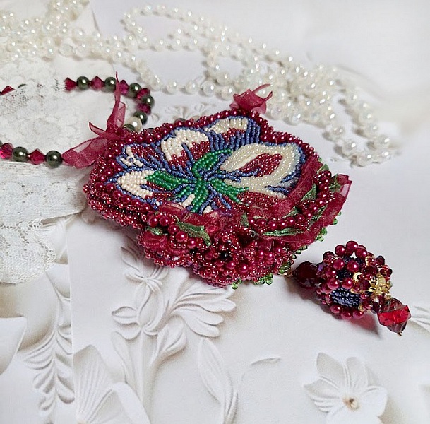 Collier Enchantement d&rsquo;Automne brod&eacute; avec rocailles, rubans, rondes nacr&eacute;es, toupies et perles Cristal Swarovski