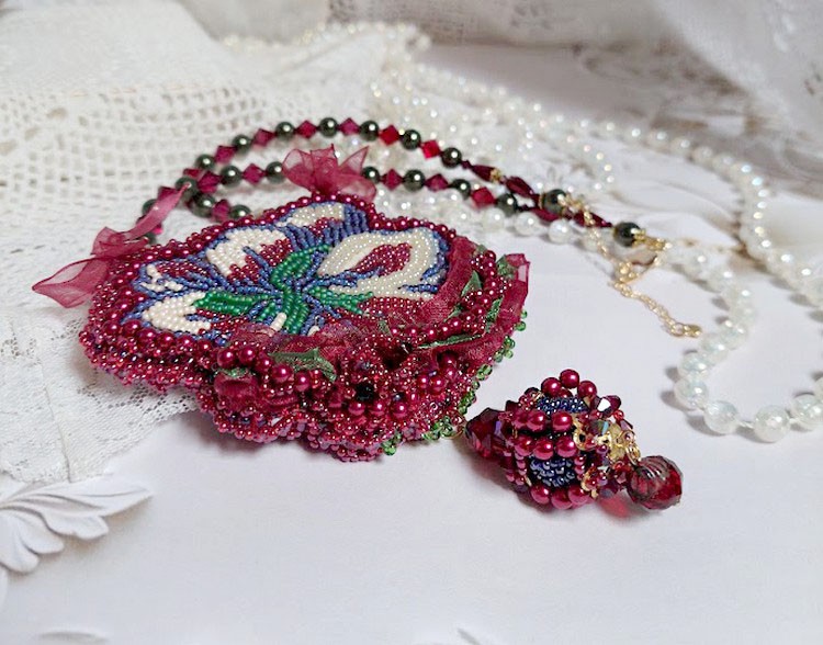 Collier Enchantement d&rsquo;Automne brod&eacute; avec rocailles, rubans, rondes nacr&eacute;es, toupies et perles Cristal Swarovski