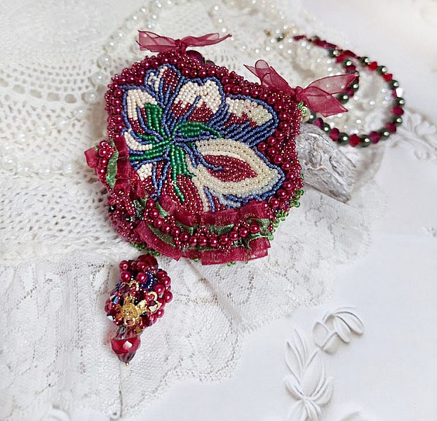 Collier Enchantement d&rsquo;Automne brod&eacute; avec rocailles, rubans, rondes nacr&eacute;es, toupies et perles Cristal Swarovski