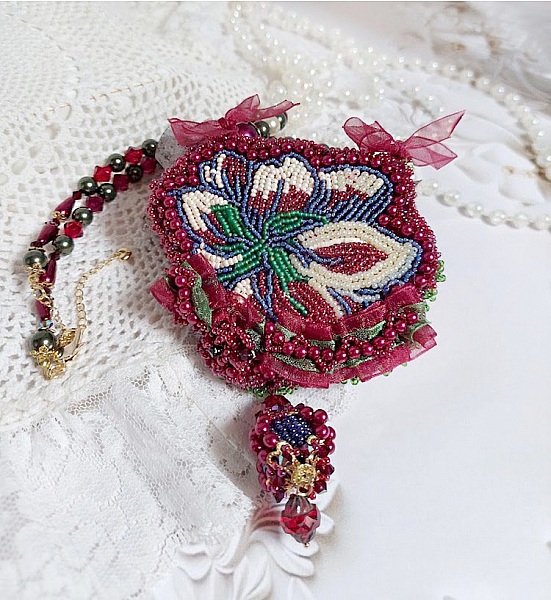 Collier Enchantement d&rsquo;Automne brod&eacute; avec rocailles, rubans, rondes nacr&eacute;es, toupies et perles Cristal Swarovski