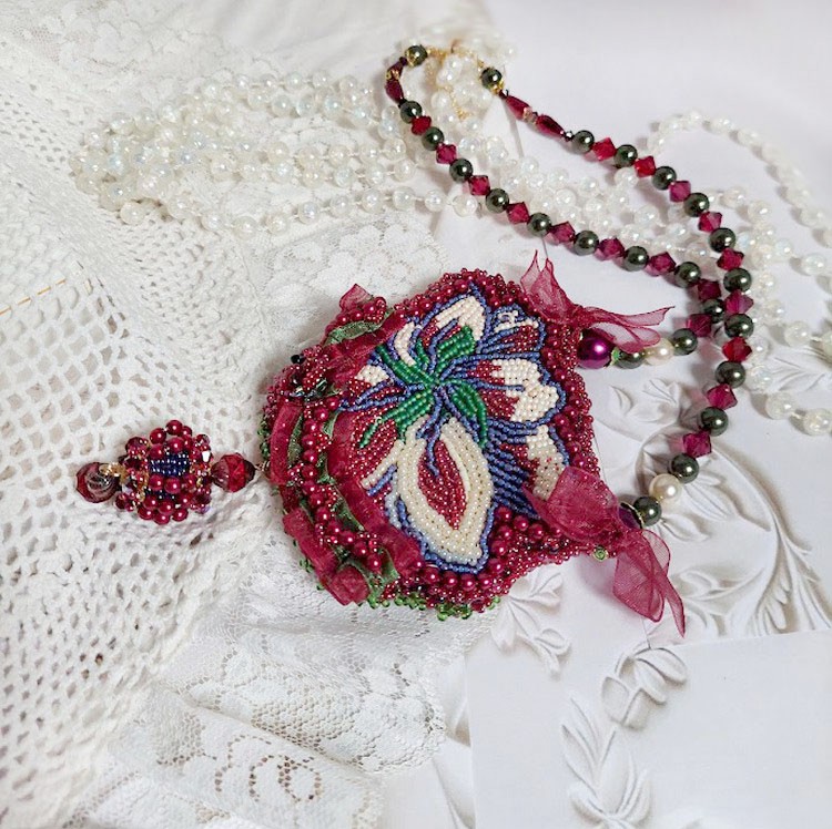 Collier Enchantement d&rsquo;Automne brod&eacute; avec rocailles, rubans, rondes nacr&eacute;es, toupies et perles Cristal Swarovski