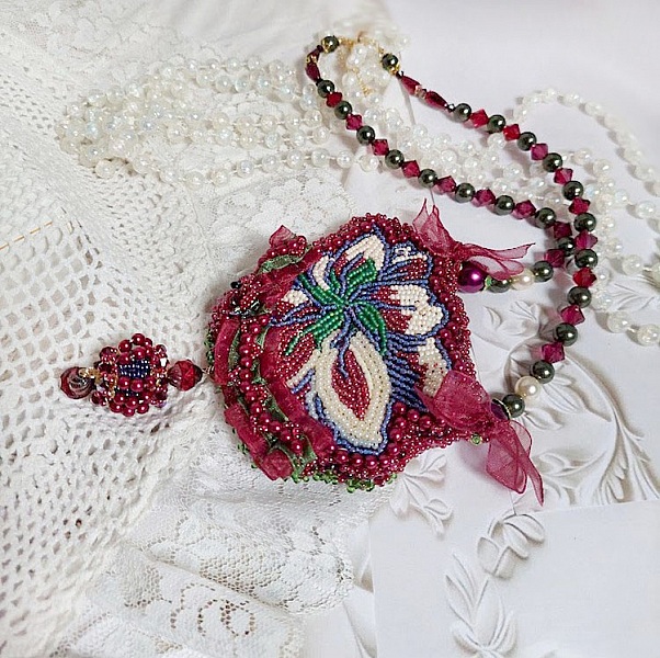 Collier Enchantement d&rsquo;Automne brod&eacute; avec rocailles, rubans, rondes nacr&eacute;es, toupies et perles Cristal Swarovski