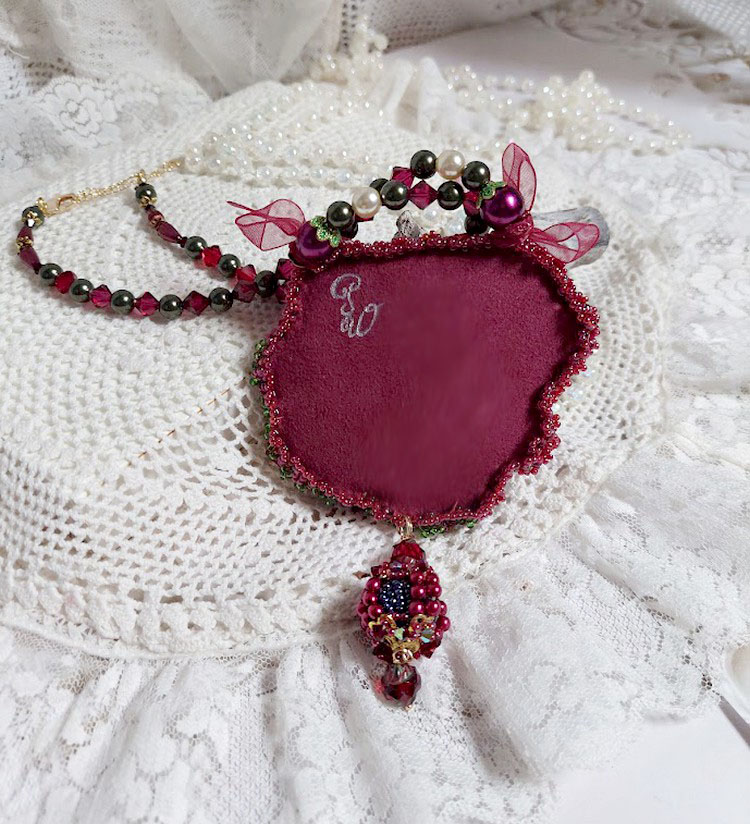 Collier Enchantement d&rsquo;Automne brod&eacute; avec rocailles, rubans, rondes nacr&eacute;es, toupies et perles Cristal Swarovski