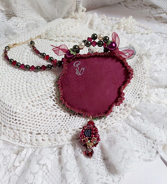 Collier Enchantement d&rsquo;Automne brod&eacute; avec rocailles, rubans, rondes nacr&eacute;es, toupies et perles Cristal Swarovski