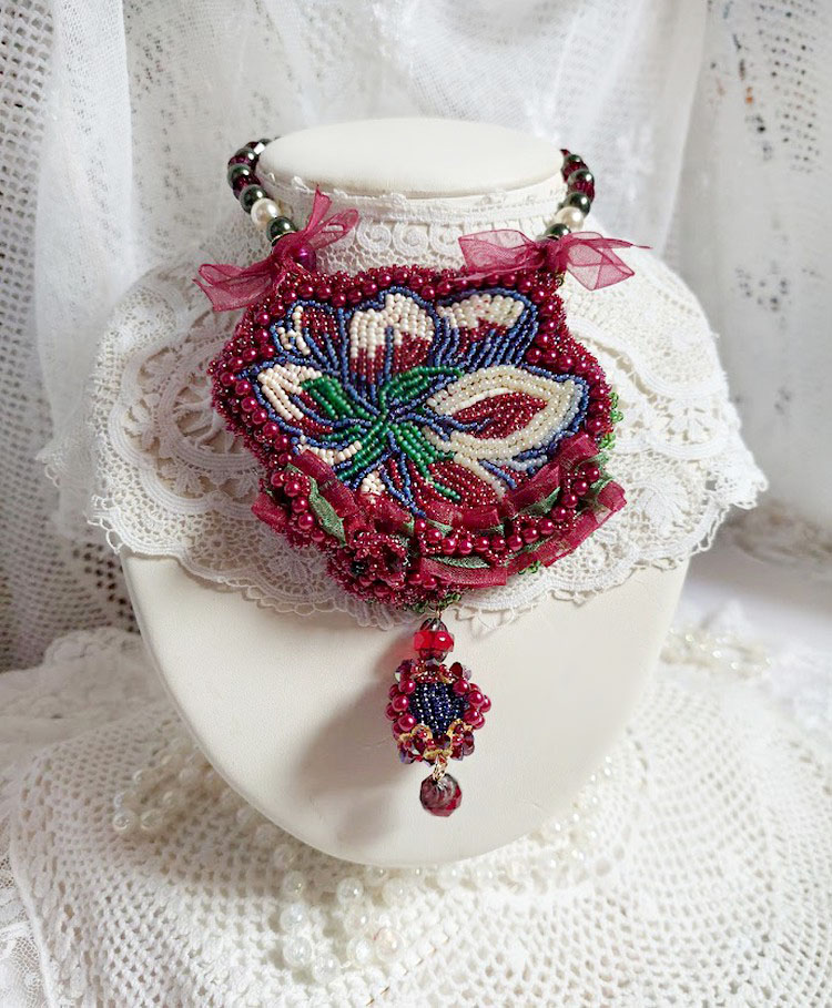 Collier Enchantement d&rsquo;Automne brod&eacute; avec rocailles, rubans, rondes nacr&eacute;es, toupies et perles Cristal Swarovski