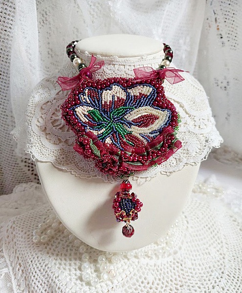 Collier Enchantement d&rsquo;Automne brod&eacute; avec rocailles, rubans, rondes nacr&eacute;es, toupies et perles Cristal Swarovski