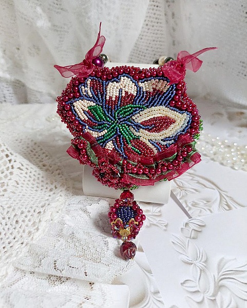 Collier Enchantement d&rsquo;Automne brod&eacute; avec rocailles, rubans, rondes nacr&eacute;es, toupies et perles Cristal Swarovski