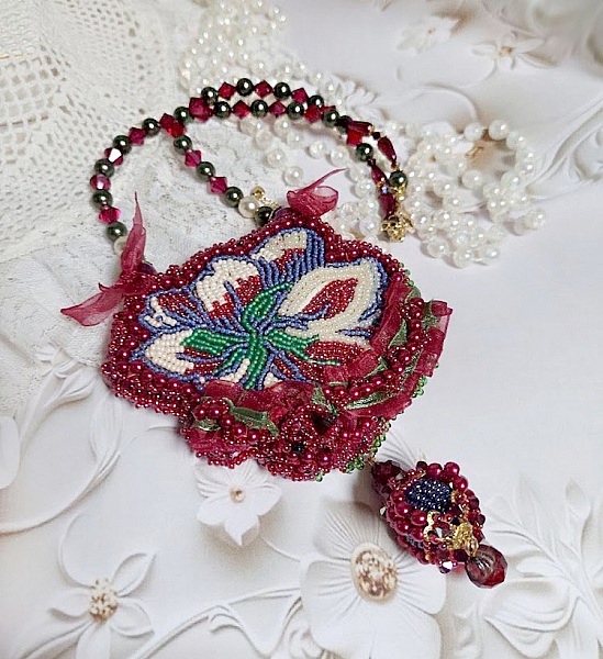 Collier Enchantement d&rsquo;Automne brod&eacute; avec rocailles, rubans, rondes nacr&eacute;es, toupies et perles Cristal Swarovski