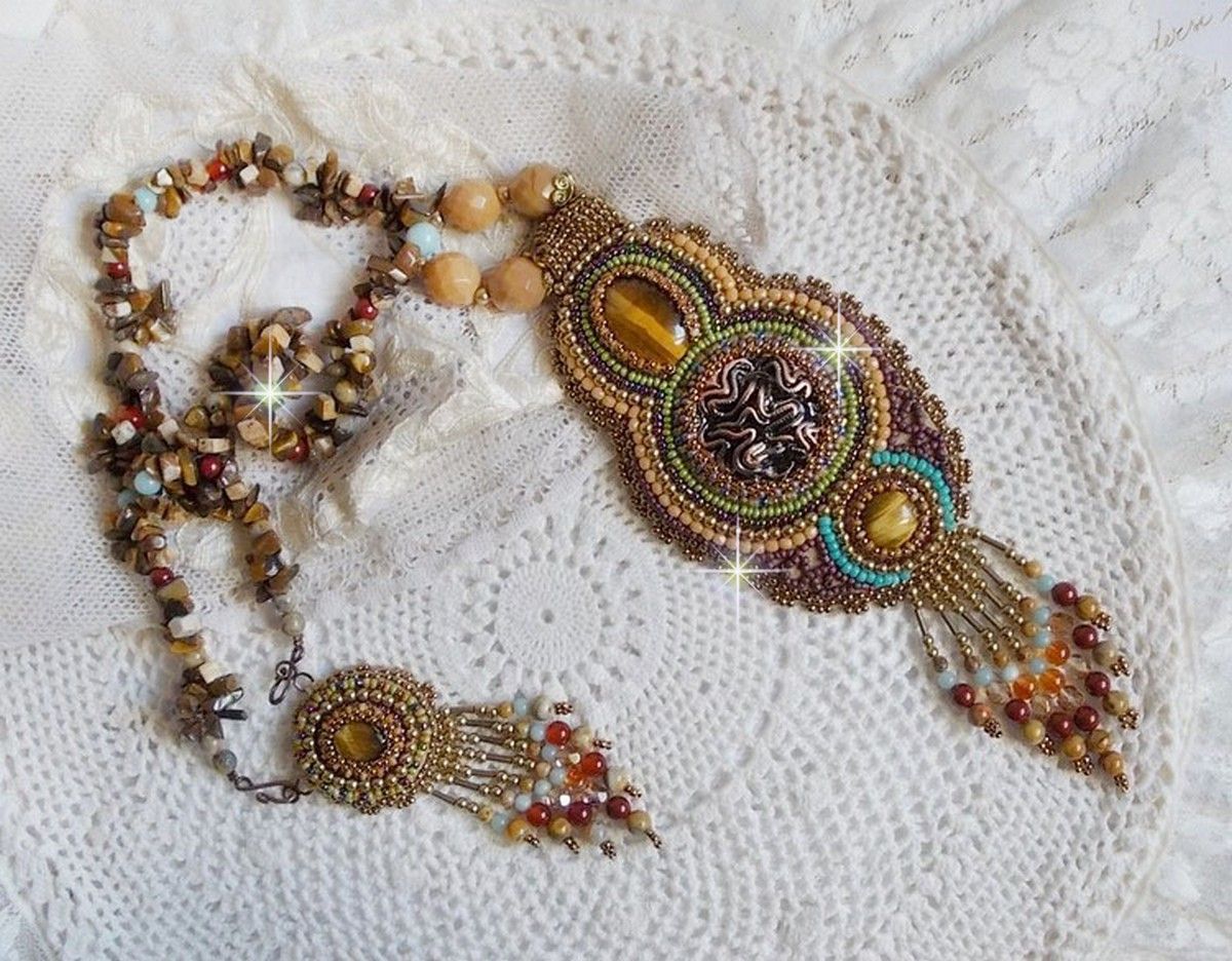Collier artisanal unique en pierres naturelles, perles et cristaux.