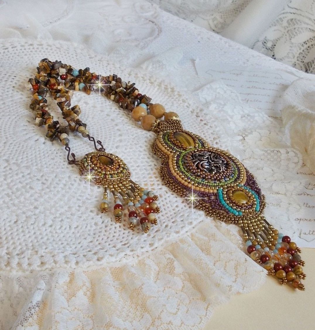 Collier artisanal unique en pierres naturelles, perles et cristaux.