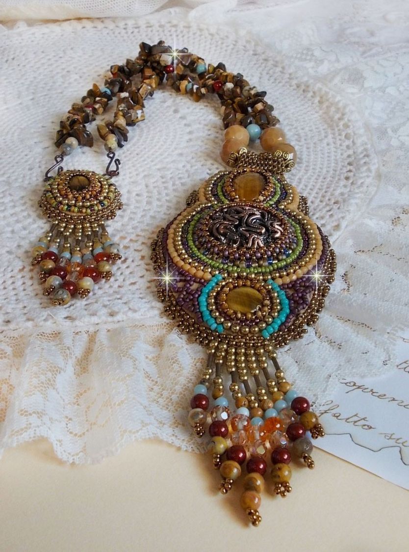Collier artisanal unique en pierres naturelles, perles et cristaux.