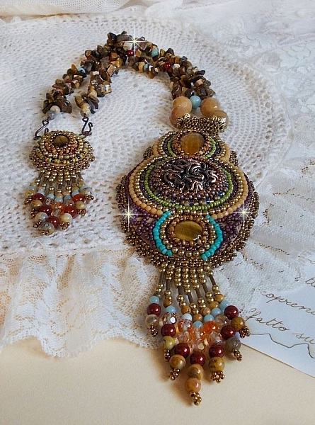 Collier artisanal unique en pierres naturelles, perles et cristaux.