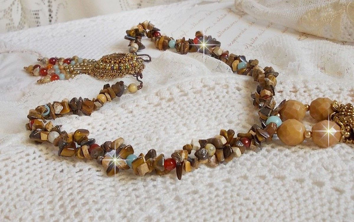 Collier artisanal unique en pierres naturelles et perles raffinées.