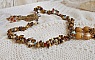 Collier artisanal unique en pierres naturelles et perles raffinées.