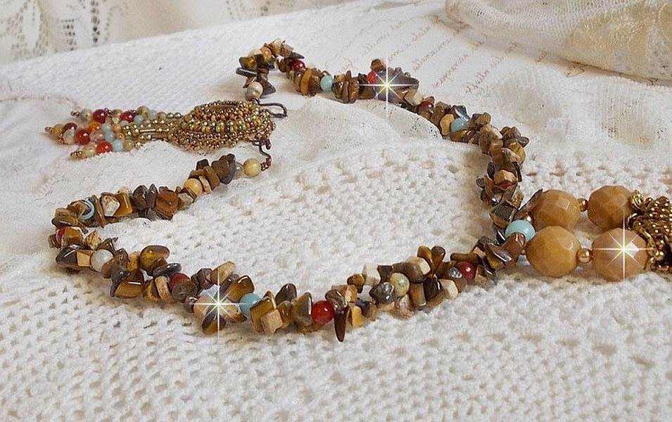 Collier artisanal unique en pierres naturelles et perles raffinées.