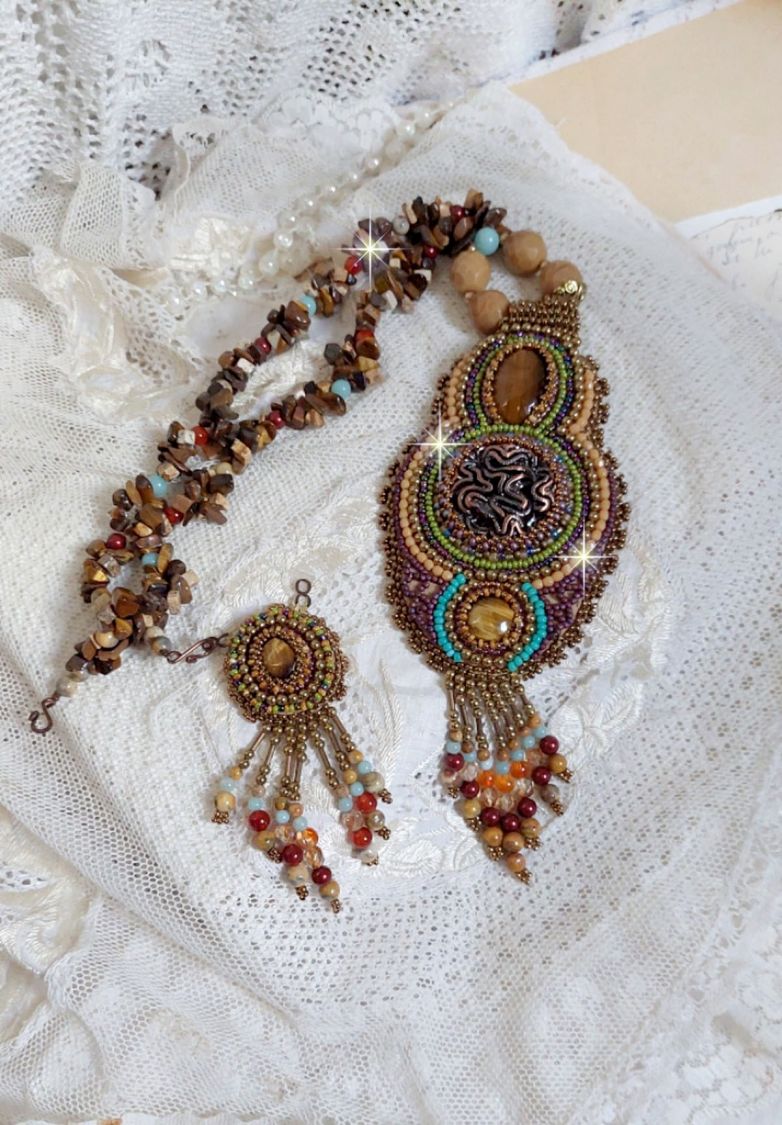 Collier artisanal unique en pierres naturelles et perles raffinées.