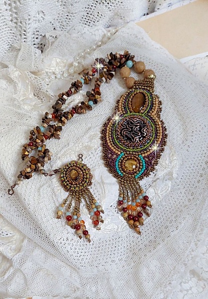 Collier artisanal unique en pierres naturelles et perles raffinées.