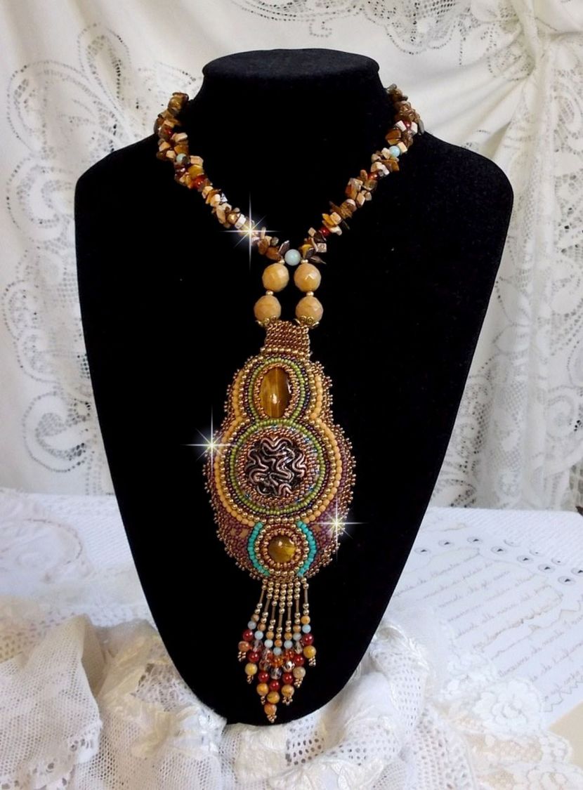 Collier artisanal unique en pierres naturelles et perles raffinées.
