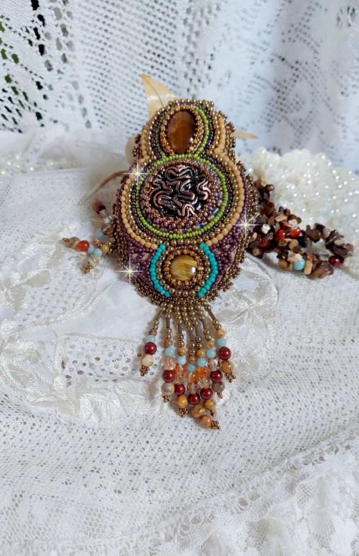 Collier artisanal unique en pierres naturelles et perles raffinées.