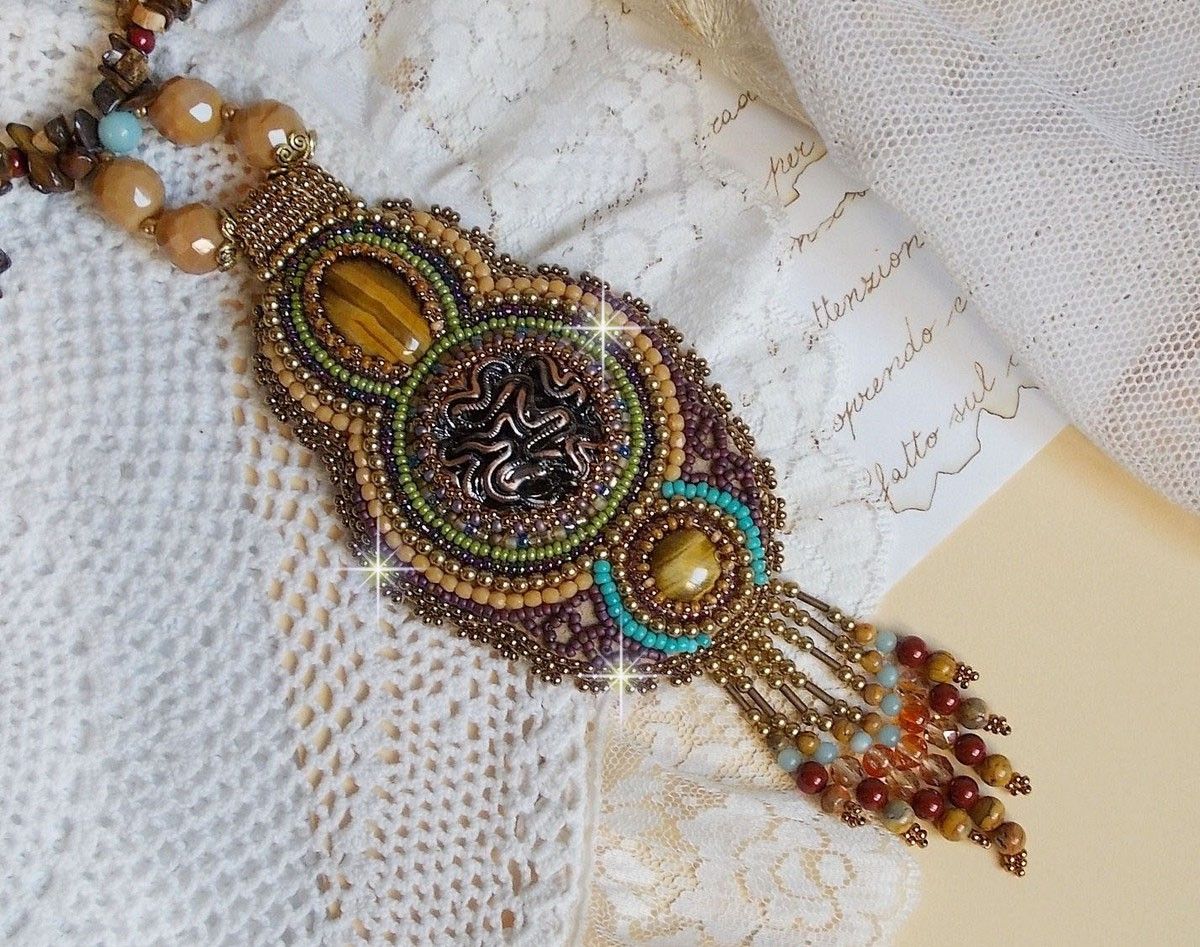 Collier artisanal unique en pierres naturelles et perles perlées.