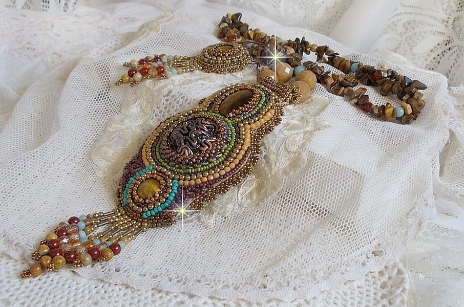 Collier artisanal unique en pierres naturelles et perles raffinées.